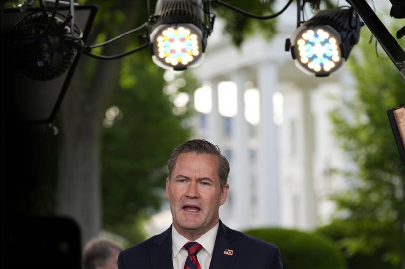 Mike Waltz spricht bei einem Fernsehinterview im Weißen Haus am 1. Mai 2025 in Washington
