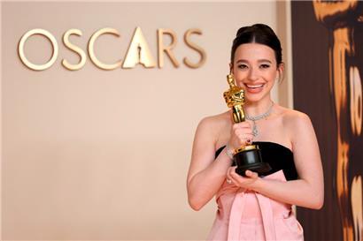 Mikey Madison, Gewinnerin der Kategorie „Beste Hauptdarstellerin“ für „Anora“, posiert im Presseraum während der 97. jährlichen Oscar-Verleihung in Ovation Hollywood am 2. März 2025 in Hollywood, Kalifornien
