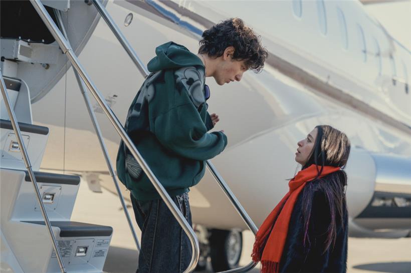 Mikey Madison als Anora (r.) und Mark Eydelshteyn als Ivan (l.) entführen in Brooklyns Randgebiete
