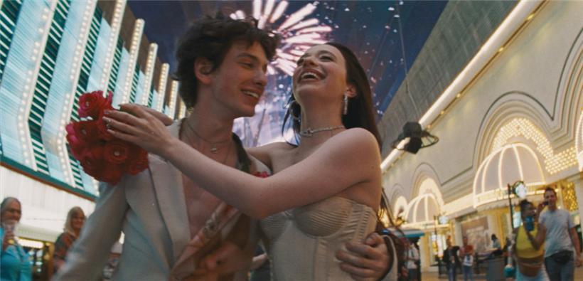 Mikey Madison als Anora und Mark Eydelshteyn als Ivan in einer Szene aus dem Film „Anora“
