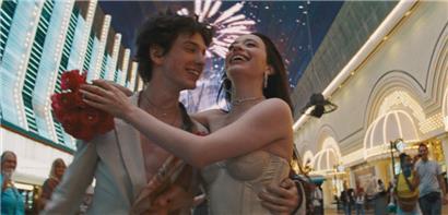 Mikey Madison als Anora und Mark Eydelshteyn als Ivan in einer Szene aus dem Film „Anora“
