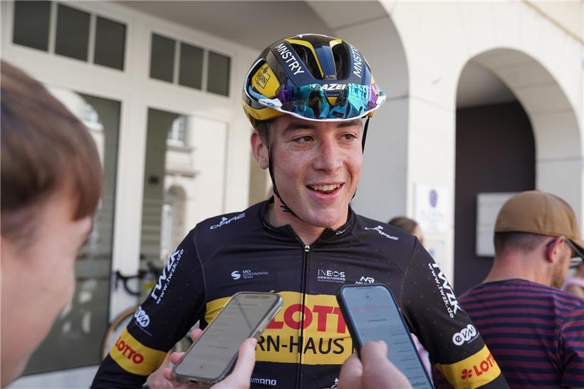 Mil Morang, Luxemburger Radprofi im Team Lotto Kern-Haus, fährt bei der Tour de Bretagne auf Rennrad entlang der Straße