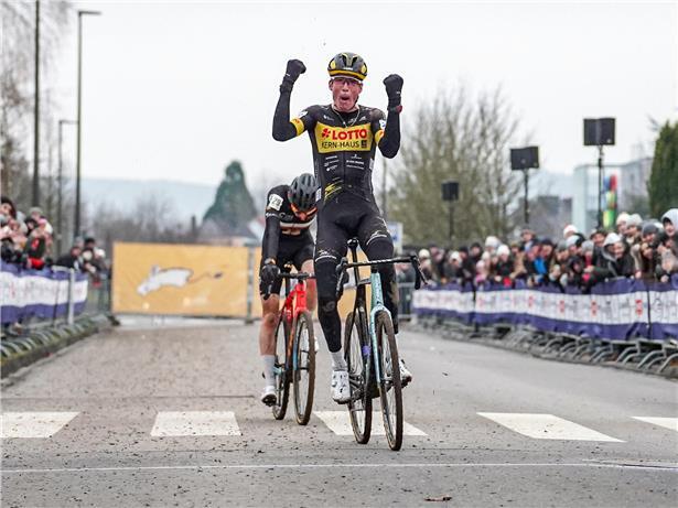 Mil Morang jubelt im Zielsprint siegreich gegen Lennox Papi bei spannendem Rennen
