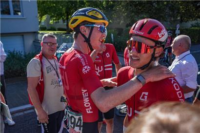 Mil Morang (links) freute sich mit Mathieu Kockelmann (rechts) über dessen Etappensieg in Mamer
