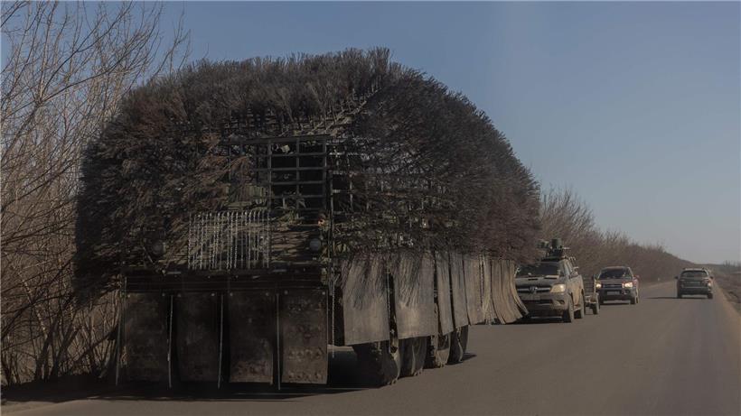 Ukrainisches Militärfahrzeug 2026 mit Drohnenschutzsystem, moderne Verteidigungstechnologie im Einsatz