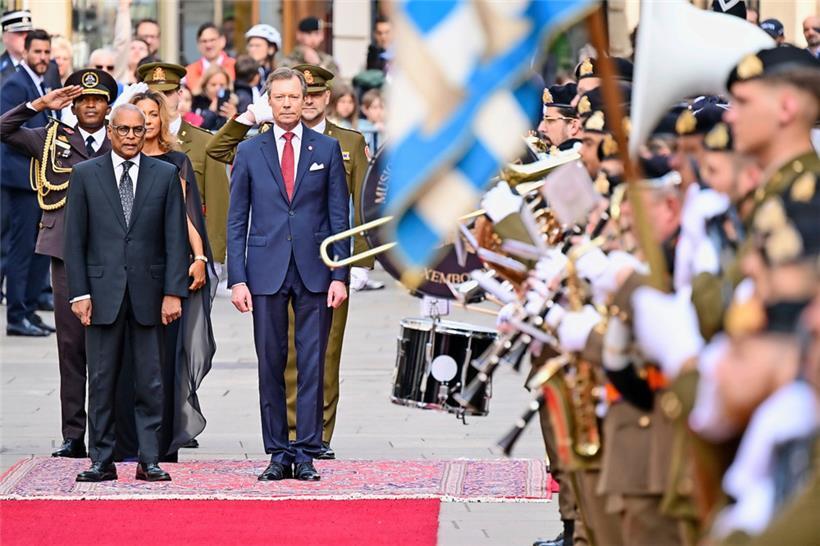 Militärische Ehren: Großherzog Henri begrüßt das Staatsoberhaupt der Kapverden 
