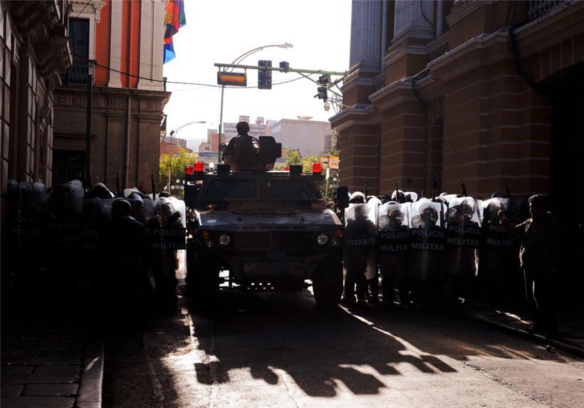 Militärpolizisten stehen am 26. Juni 2024 vor dem Quemado-Palast an der Plaza Murillo in La Paz Wache
