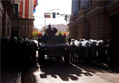 Militärpolizisten stehen am 26. Juni 2024 vor dem Quemado-Palast an der Plaza Murillo in La Paz Wache

