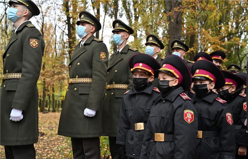 Militärzeremonie in Kiew: Im Osten der Ukraine schweigen die Waffen, auch dort ist das Leben ruhiger geworden
