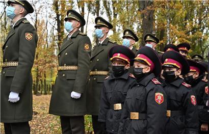 Militärzeremonie in Kiew: Im Osten der Ukraine schweigen die Waffen, auch dort ist das Leben ruhiger geworden

