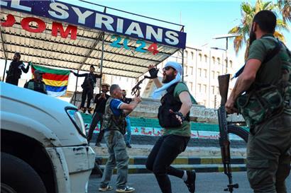 Milizionäre der syrischen Drusen feiern den Abzug der Regierungstruppen aus Suwaida
