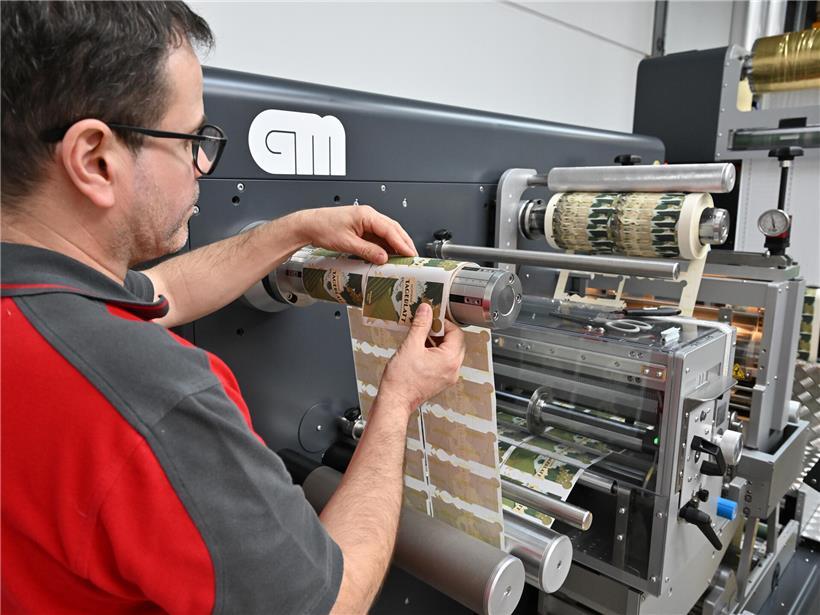 Präzise Millimeterarbeit an technischen Bauteilen, bei der nichts verrutschen darf, für höchste Genauigkeit und Qualität.