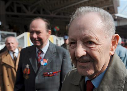 Miloš Jakeš (r.) während der 1.-Mai-Feier der kommunistischen Partei Tschechiens im Jahr 2008
