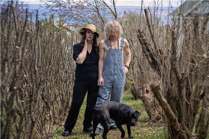 Mimi Parker, Alan Sparhawk et leur chien
