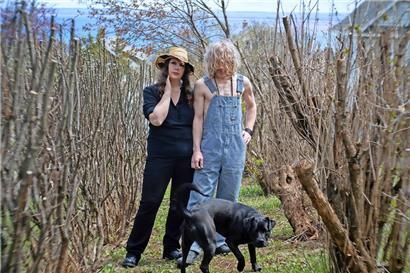 Mimi Parker, son partenaire Alan Sparhawk et leur chien
