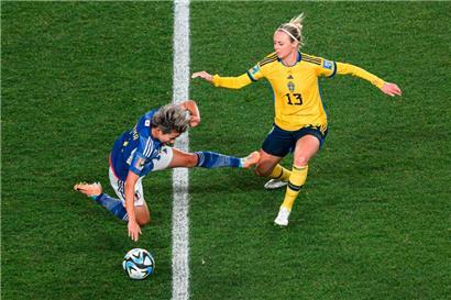 Mina Tanaka (links) und Amanda Ilestedt führten im Mittelfeld enge Duelle 
