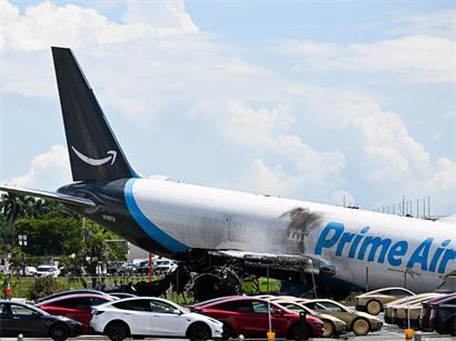 Mindestens fünf Menschen kamen ums Leben, als ein Amazon-Frachtflugzeug nach seiner Landung am 6. September am Miami International Airport über die Landebahn hinausschoss, in Fahrzeuge prallte und in Brand geriet