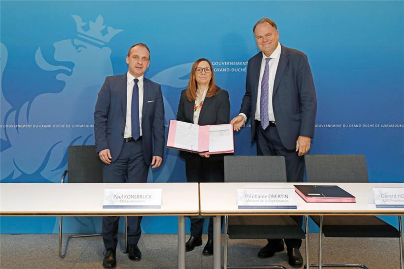 Mindestens so sicher wie Papier: Paul Konsbruck (l.), Stéphanie Obertin (M.) und Gérard Hoffmann (r.) unterzeichnen Partnerschaft

