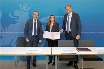Mindestens so sicher wie Papier: Paul Konsbruck (l.), Stéphanie Obertin (M.) und Gérard Hoffmann (r.) unterzeichnen Partnerschaft
