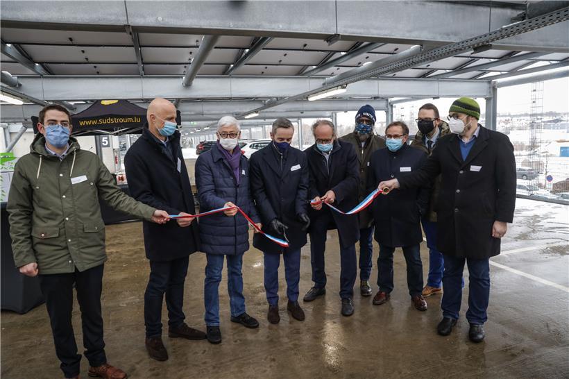 Minister Claude Turmes und Bürgermeister Georges Mischo schneiden mit vereinten Kräften das Bändchen durch
