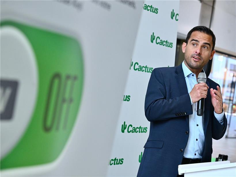 Minister Max Hahn spricht bei Pressekonferenz in Lallingen vor Mikrofonen und Journalisten