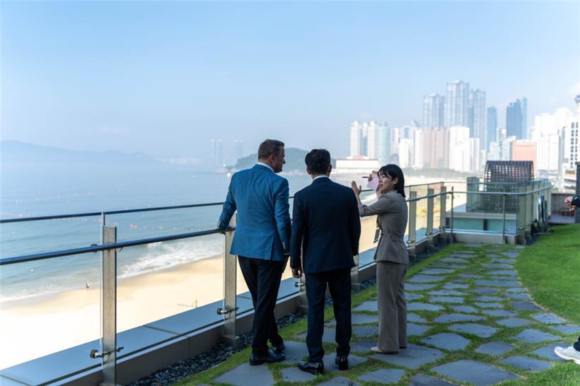 Minister Park Min-sik zeigte Xavier Bettel die Skyline von Busan
