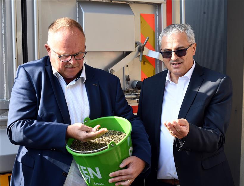 Minister Romain Schneider begutachtet das Getreide der „Bauere Koperativ“ in Hosingen. Das Landwirtschaftsministerium und Vertreter des Agrarsektors beklagen unterdurchschnittliche Qualität und Quantität.
