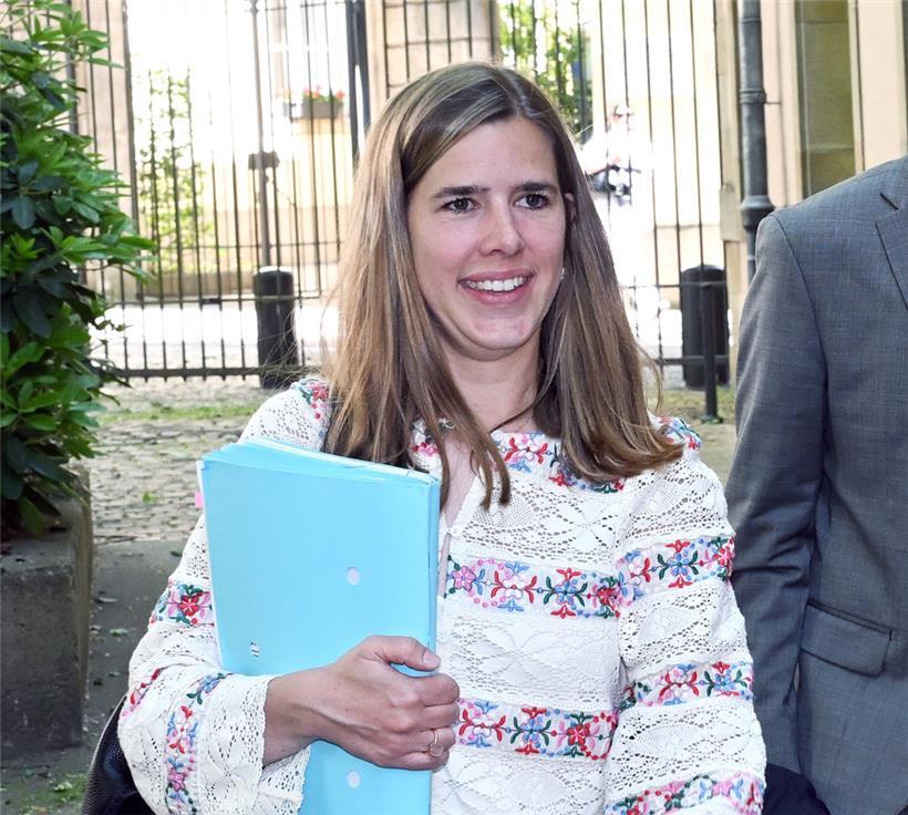 Ministerin Elisabeth Margue auf dem Weg zur Pressekonferenz
