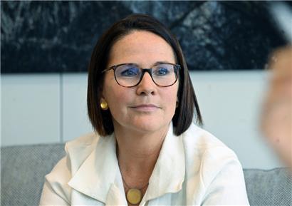 Ministerin Yuriko Backes sieht die wahre Wetterkompetenz allein bei den staatlichen Diensten
