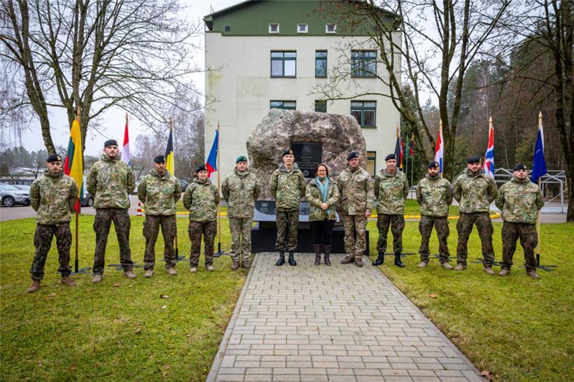 Ministerin Yuriko Backes und General Steve Thull (Mitte, links) besuchen die luxemburgische Einheit in Litauen (vier links, drei rechts)
