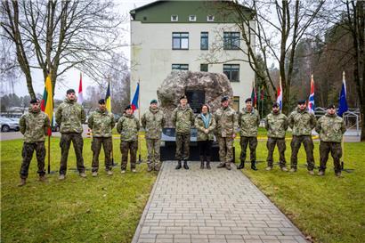 Ministerin Yuriko Backes und General Steve Thull (Mitte, links) besuchen die luxemburgische Einheit in Litauen (vier links, drei rechts)
