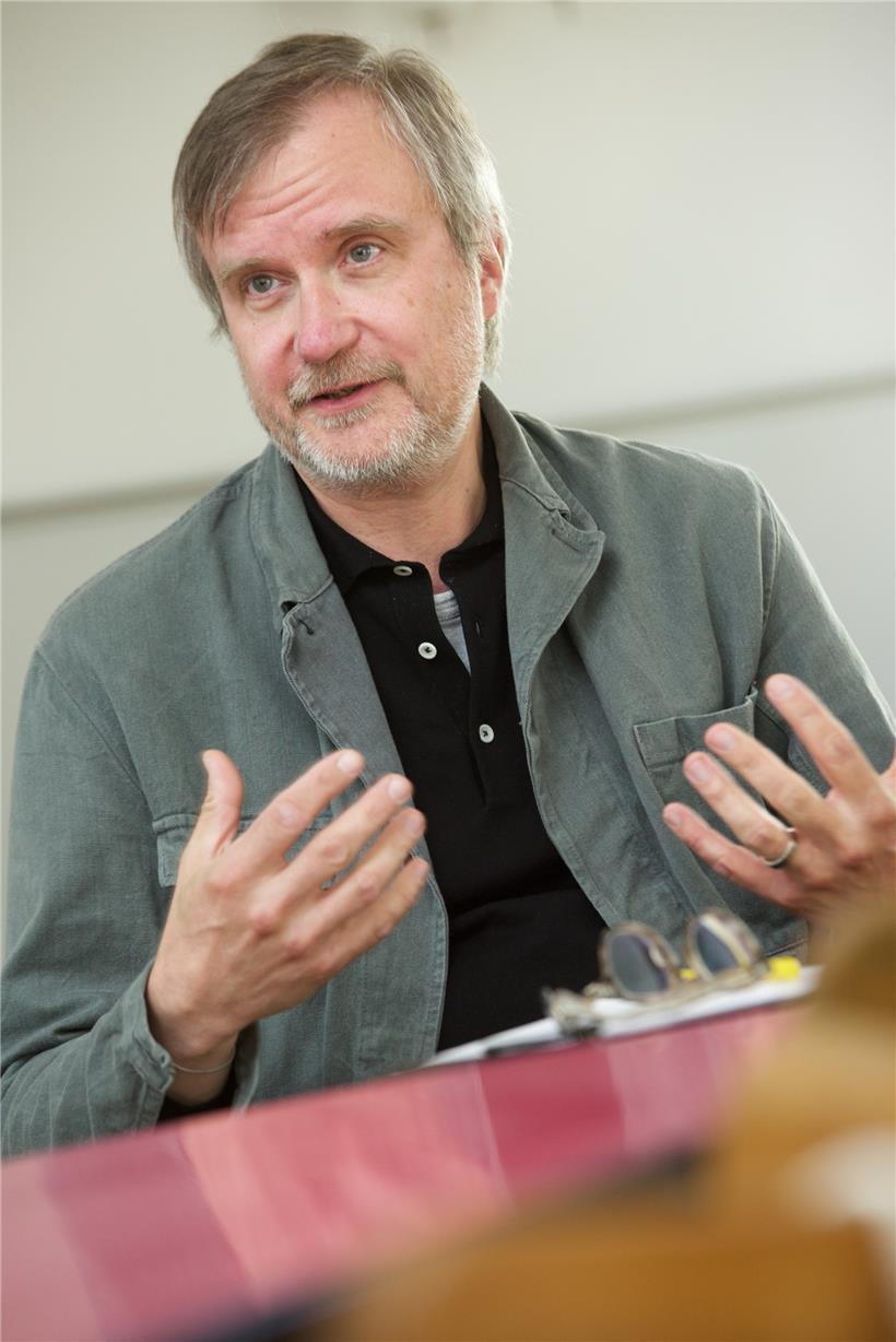 „Mir sinn net just Bicherfabrikanten, déi am Home-Office Bicher hirstellen, fir se dann online op de Site ze stellen an digital ze promoten“ (Marc Binsfeld, Patron vun den Editions Guy Binsfeld)
