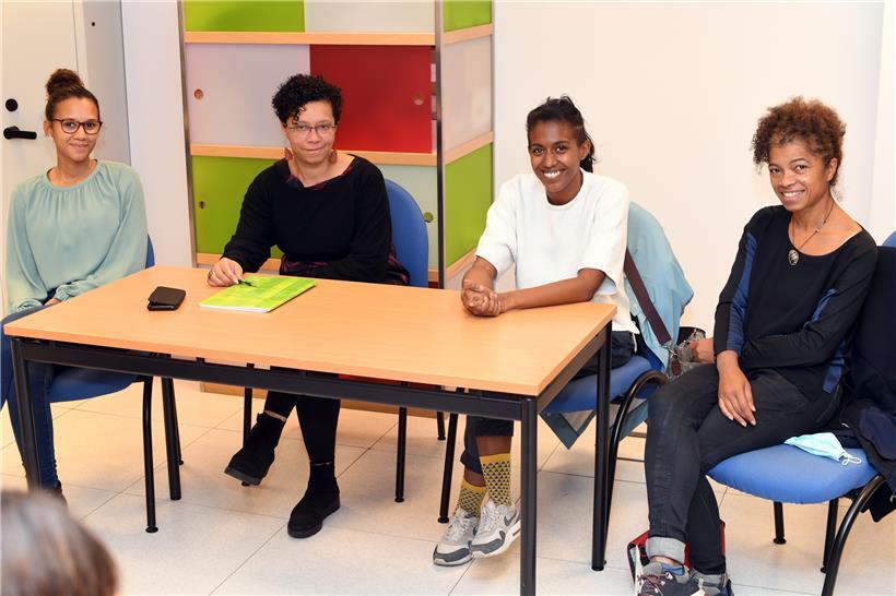 Mirlene Fonseca, Aldina Ganeto, Jennifer Lopes Santos und Antónia Ganeto (v.l.n.r.) wollen ihren gemeinsamen kapverdischen Background nutzen, um intergenerationell zu arbeiten und ihr Streben nach Gleichbehandlung von weißen und schwarzen Menschen voranzubringen
