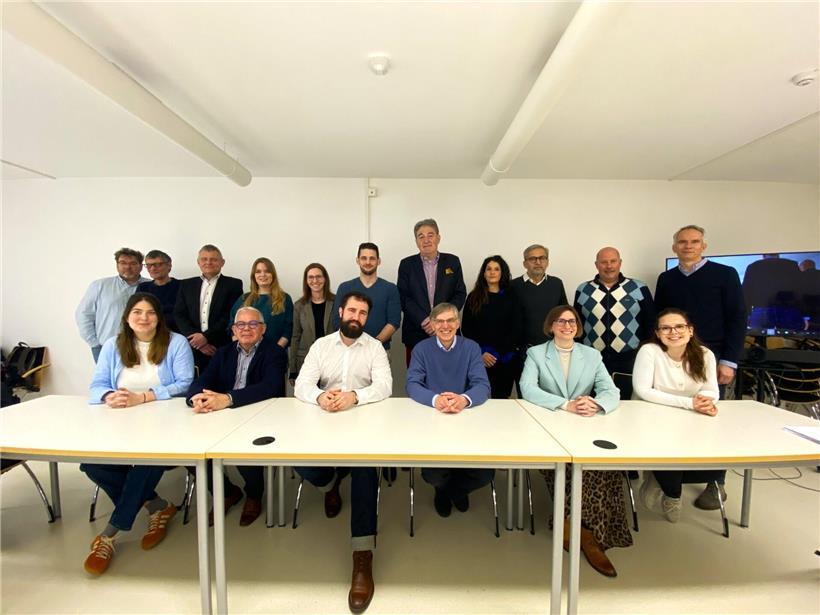 Misch Pautsch, neuer Präsident des Luxemburger Presserats, steht mit Kollegen bei offizieller Veranstaltung