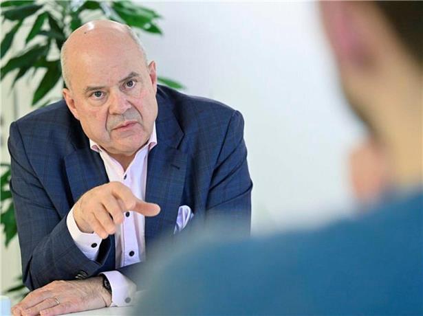 Arbeitsminister Marc Spautz im Büro in der rue Sainte-Zithe bei Mission „Vertrauen wiederherstellen“