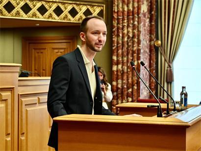 Mister 1000 Prozent betritt die Chamber – symbolisches Bild für Erfolg und Motivation im Business-Kontext