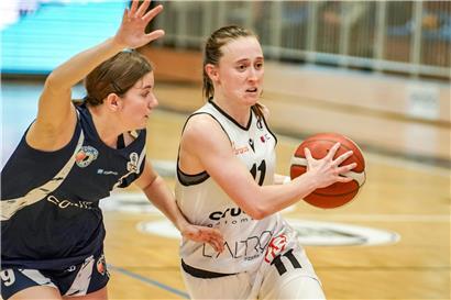 Catherine Mreches erzielt 14 Punkte in fünf Minuten und sichert Vorentscheidung vor der Halbzeit im Basketballspiel