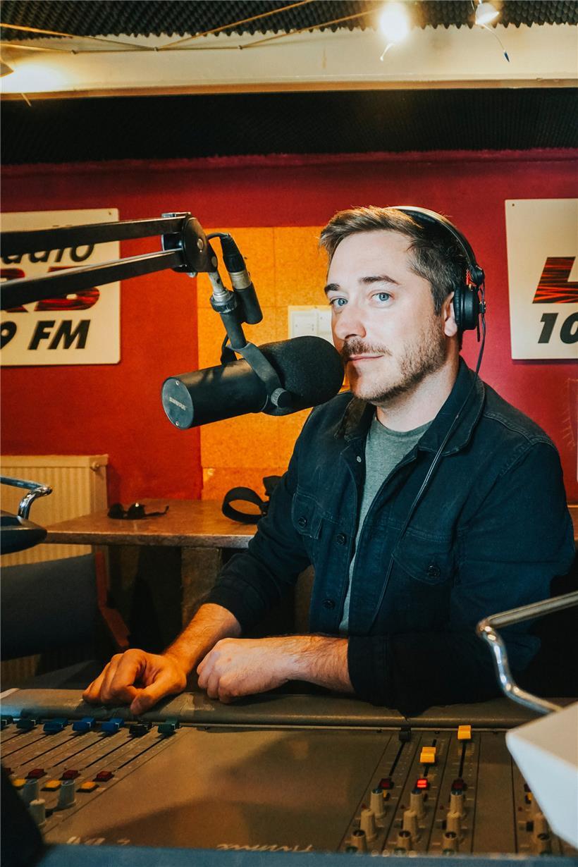 Mit 18 Jahren Radio-Erfahrung gehört Steve Kugener bereits zu den „alten Hasen“ im Geschäft. Die neue Sendung „Lokalradio“ ist aber eine Herzensangelegenheit für den Medien- und Marketingexperten.
