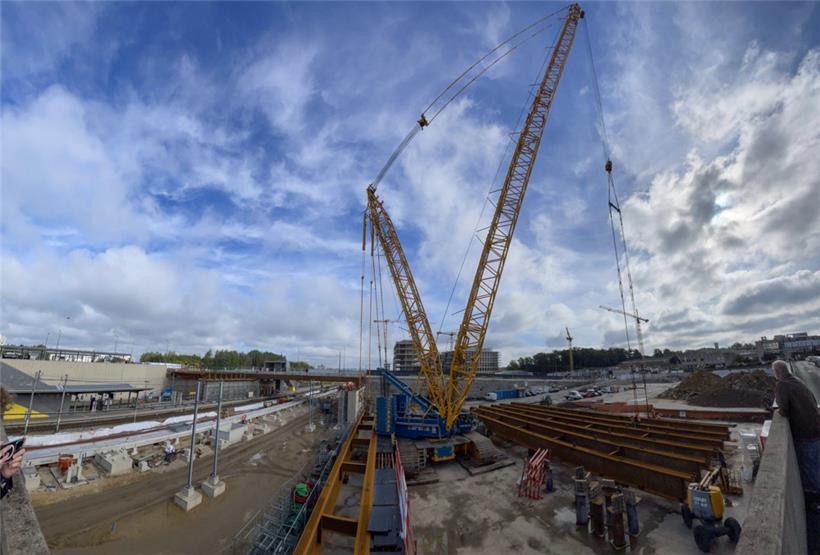 Mit 36 Sattelschleppern wurde der Spezialkran aus Belgien nach Luxemburg transpo...