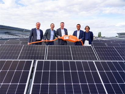 Mit 556 Solarmodulen zählt die Anlage zu den größten des öffentlichen Seniorenheimbetreibers