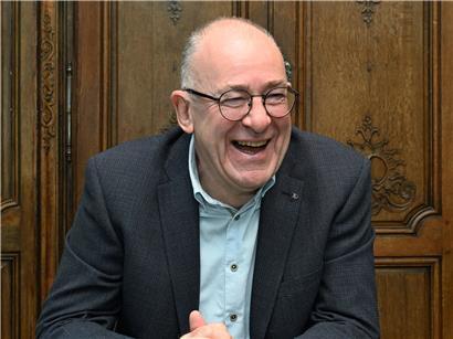 Jean-Marie Jans liest mit 66 Jahren aus Udo Jürgens Liedtext „Mit 66 Jahren, da fängt das Leben an“