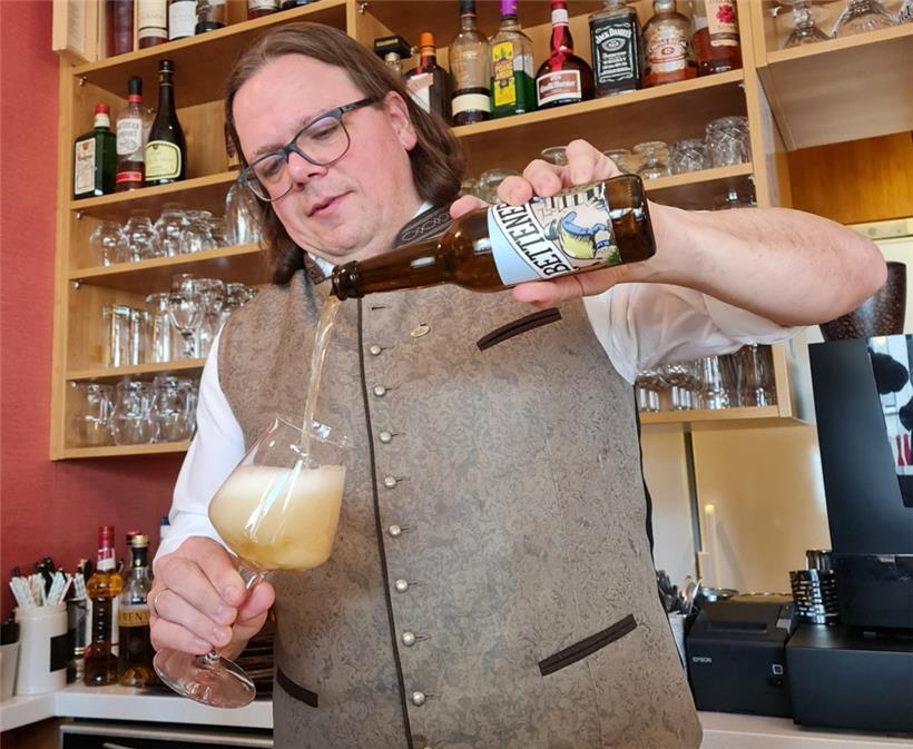 Mit Bieren kennt er sich aus: Biersommelier Ralph Schmitt bei der Arbeit
