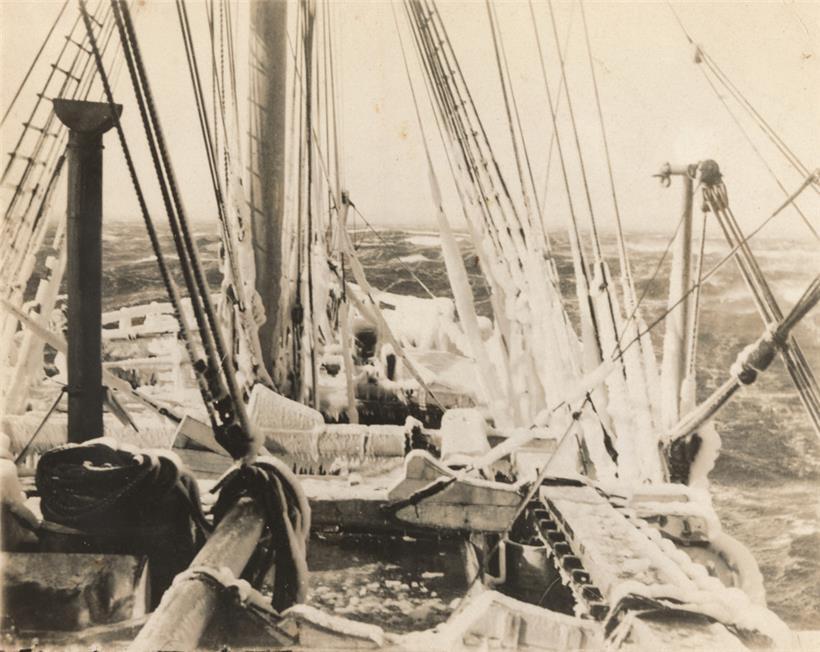 Mit Eis bedecktes Schiff