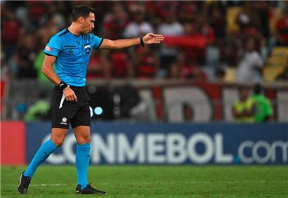 Mit Facundo Tello (Argentinier) gibt es auch einen Südamerikaner an der Pfeife
