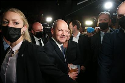 Mit Feierabendbier: SPD-Kanzlerkandidat Olaf Scholz nach der Wahlparty im Willy-Brandt-Haus
