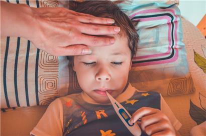 Mit Fieber im Bett liegen macht auch den Kleinen keinen Spaß
