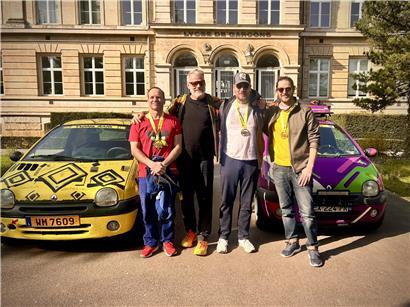 Vier Läufer mit Finisher-Medaillen im LGE-Park nach Laufveranstaltung, v.l. Alain Berg, Christian Schaack, Gianni Mersch, Diego Militello