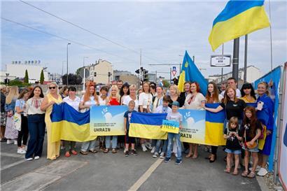 Mit Flaggen und zum Teil in den Farben ihres Landes gekleidet kamen viele, um bei dem feierlichen Moment dabei zu sein

