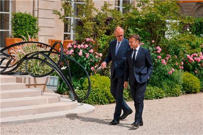 Mit Friedrich Merz dürfte es der französische Präsident Emmanuel Macron (r.) dem Vernehmen nach einfacher haben als mit dem vorherigen Bundeskanzler
