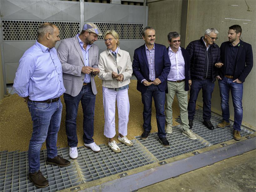 Mit Getreide in der Hand wird zum obligatorischen Gruppenfoto mit Ministerin Martine Hansen posiert